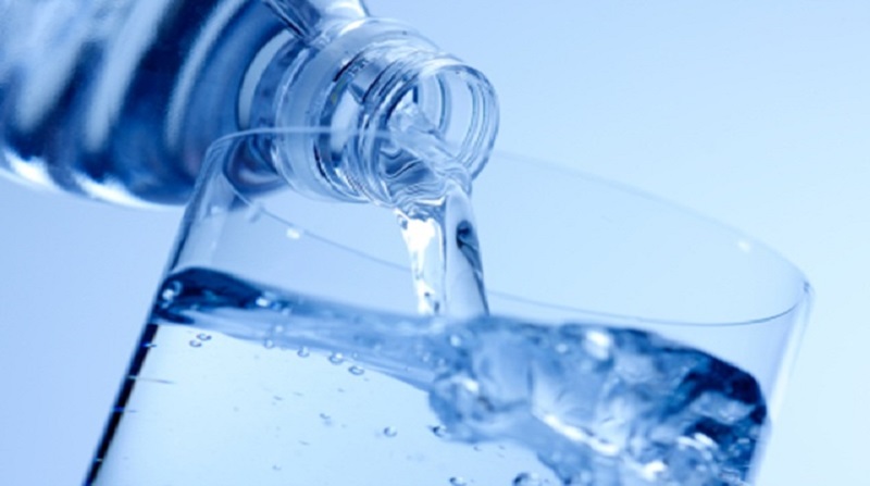Rafraîchir une bouteille d'eau sans utiliser de glace ( vidéo )